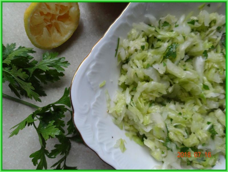 Surówka z białej kapusty i cebuli