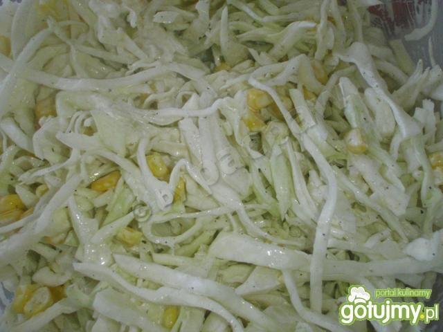 Surówka z białej kapusty i kukurydzy 