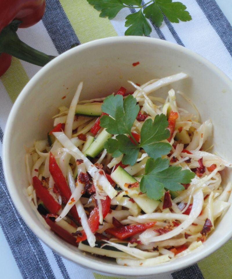 Surówka z białej kapusty i papryki Surówka z białej kapusty i papryki