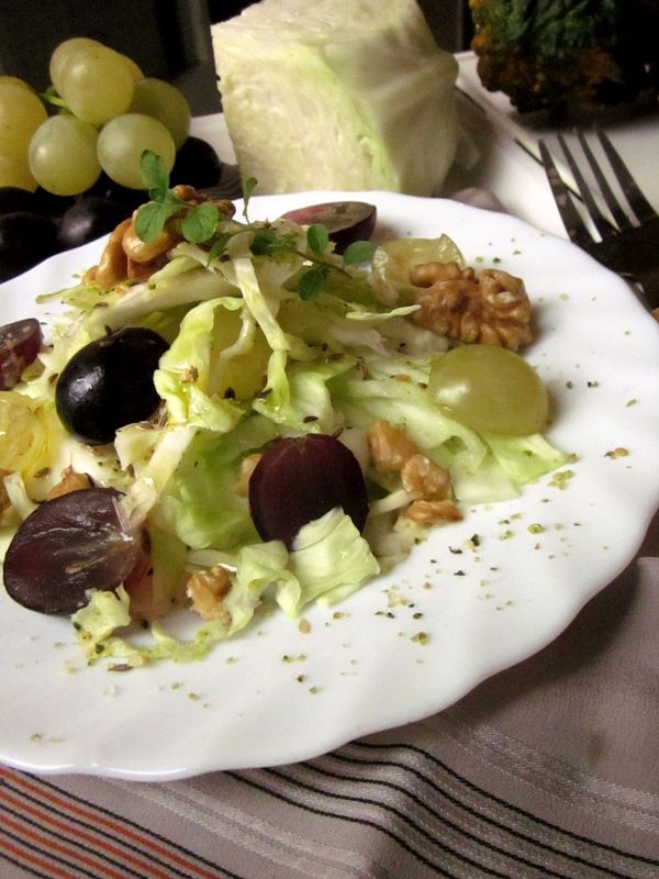 Surówka z białej kapusty  i winogron