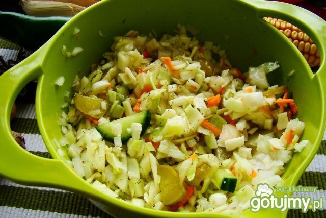 Surówka  z białej kapusty i z  ogórków 