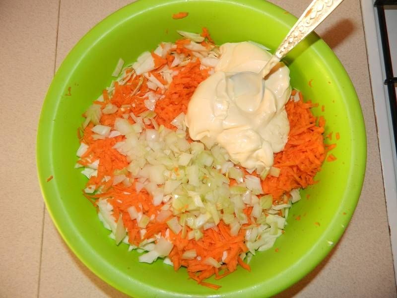 Surówka z białej kapusty,marchewki i z cebuli