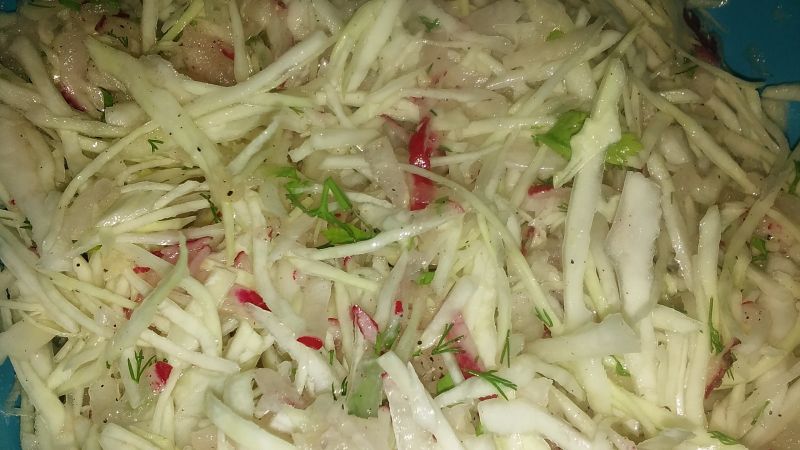 Surówka z białej kapusty, rzepy i rzodkiewki