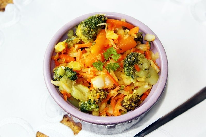 Surówka z białej kapusty z brokułem Surówka z białej kapusty z brokułem