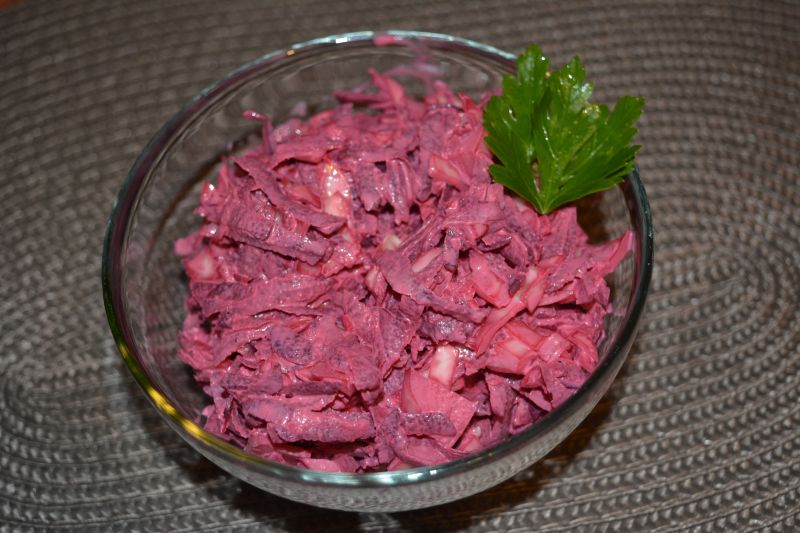 Surówka z białej kapusty z burakiem