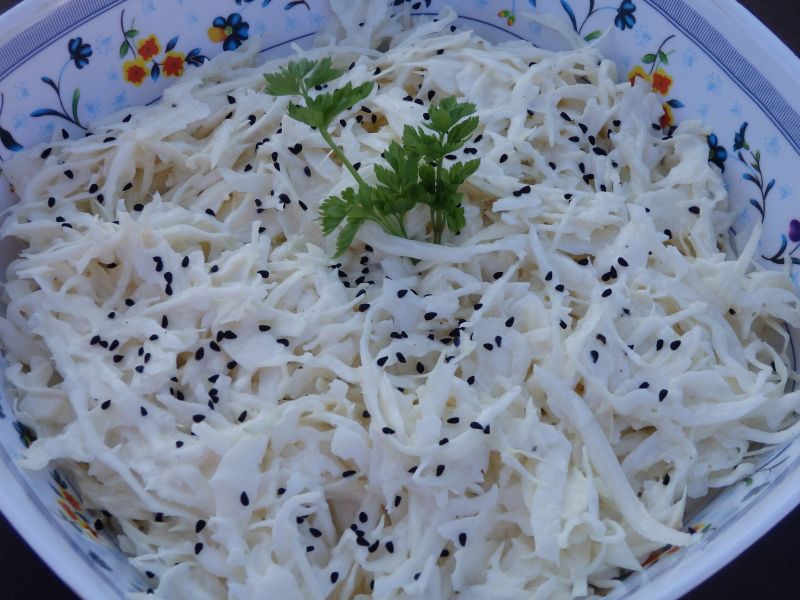 Surówka z białej kapusty z czarnuszką