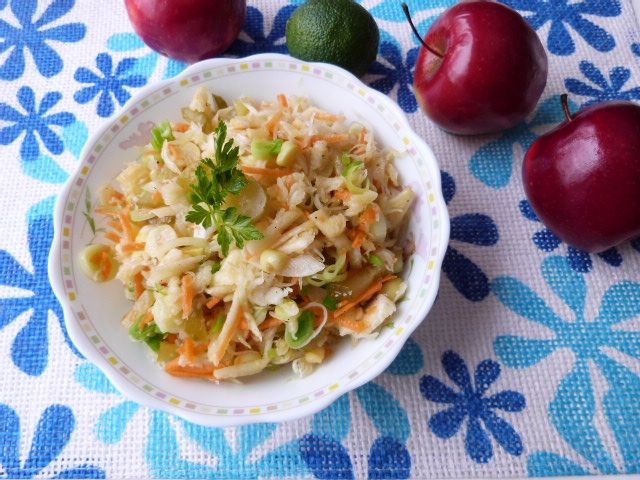 Surówka z białej kapusty z czosnkiem w oleju Surówka z białej kapusty z czosnkiem w oleju