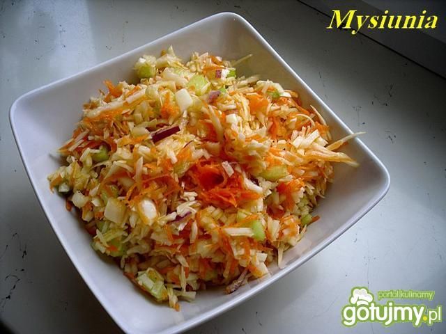 Surówka z białej kapusty z dodatkami