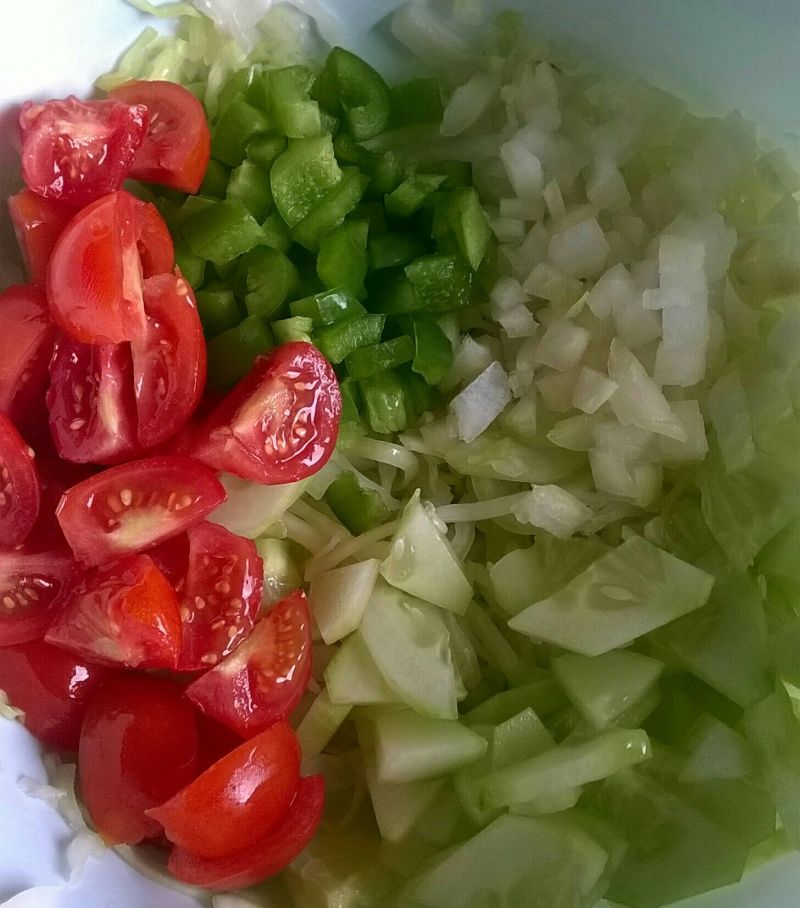 Surówka z białej kapusty z kolorowymi warzywami