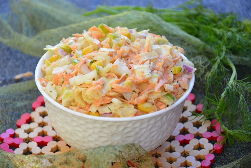 Surówka z białej kapusty z kukurydzą