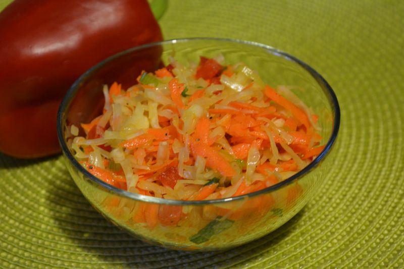 Surówka z białej kapusty z marchewką i papryką
