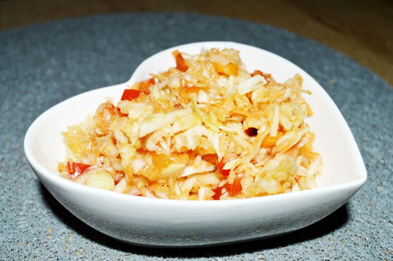 Surówka z białej kapusty z marchewką i papryką