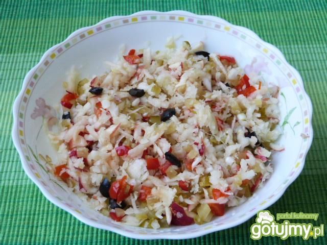 Surówka z białej kapusty z oliwkami