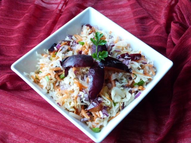 Surówka z białej kapusty ze śliwkami Surówka z białej kapusty ze śliwkami