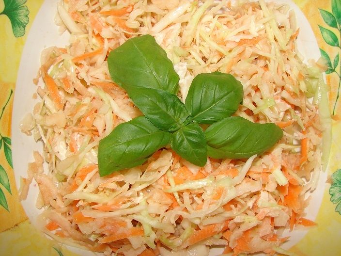 Surówka z białej kapusty ze śmietaną