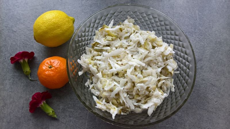 Surówka z białej rzodkwi i ogórków kiszonych Surówka z białej rzodkwi i ogórków kiszonych