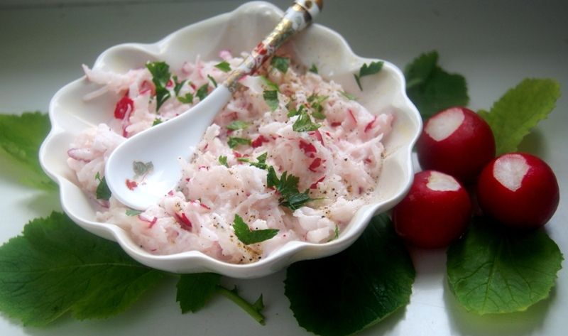 Surówka z białej rzodkwi z rzodkiewką