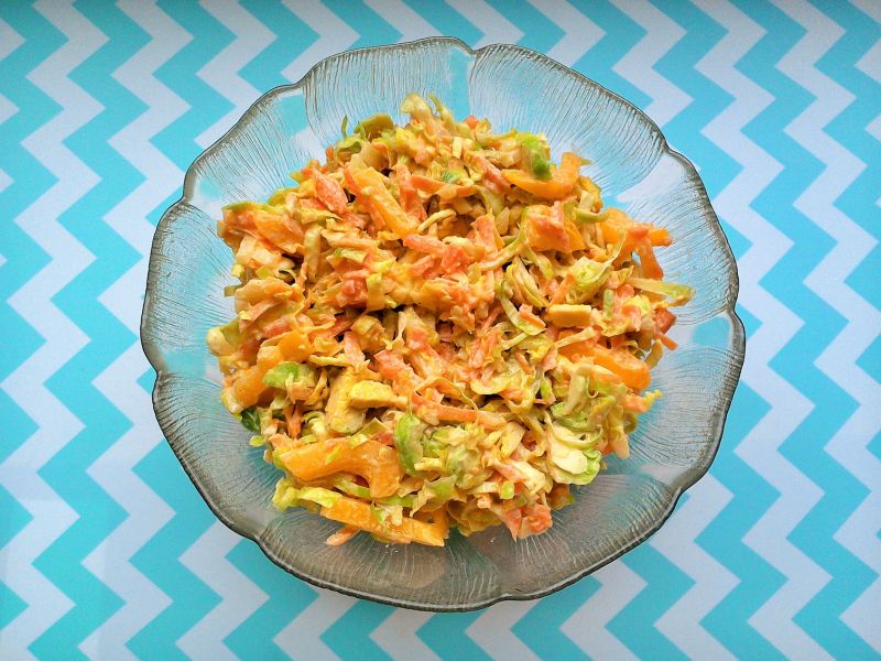 Surówka z brukselki, papryki, marchewki, cebuli Surówka z brukselki, papryki, marchewki, cebuli