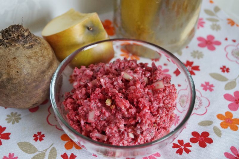 Surówka z buraczka z ogórkiem kiszonym Surówka z buraczka z ogórkiem kiszonym