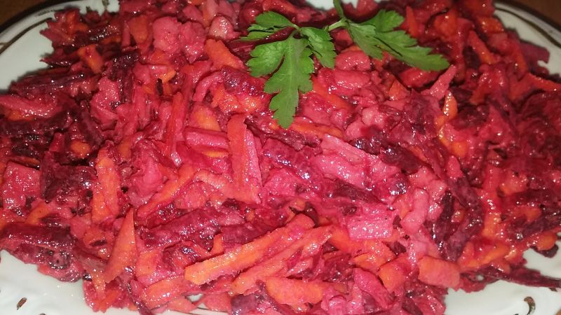 Surówka z buraka, marchewki i jabłka. Surówka z buraka, marchewki i jabłka.