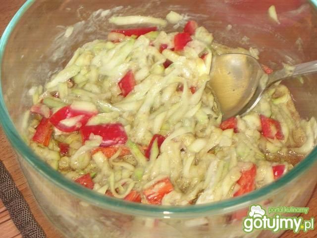 Surówka z cukini i papryki czerwonej