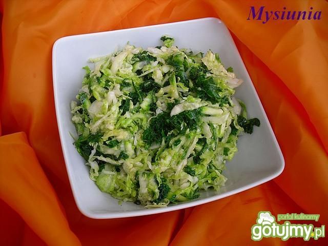 Surówka z cukinią i jarmużem