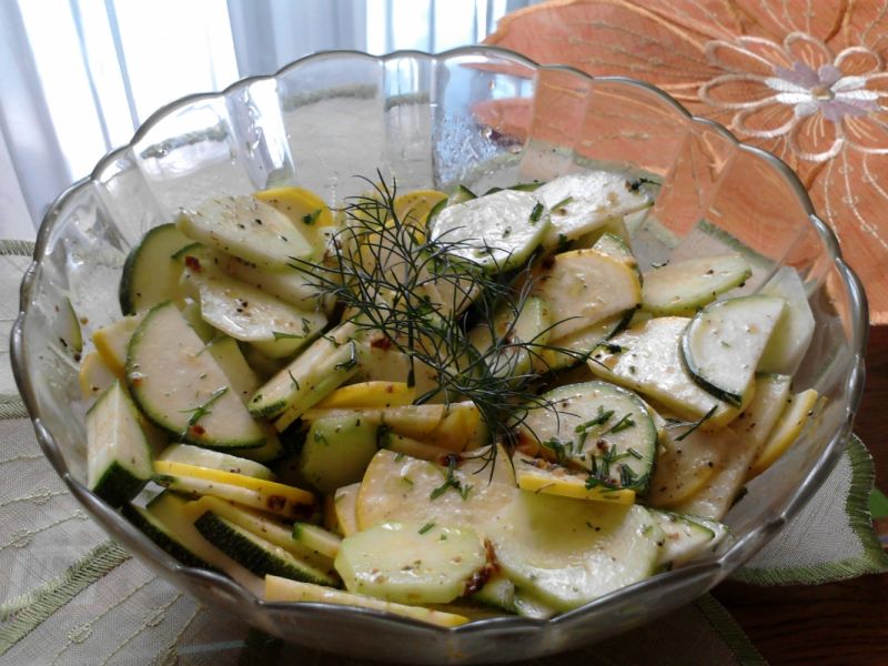 Surówka z cukinią i ogórkami