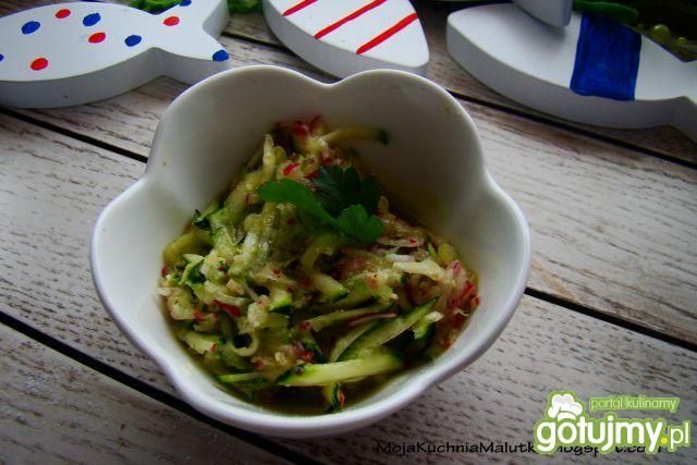 Surówka z cukinii  i orzeszków  Surówka z cukinii  i orzeszków