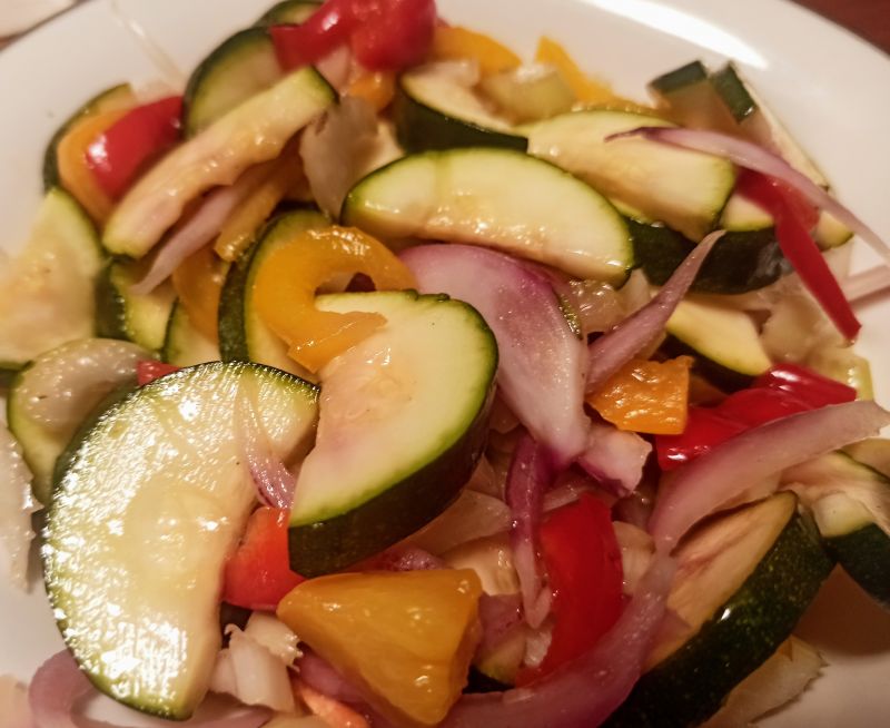 Surówka z cukinii i papryki
