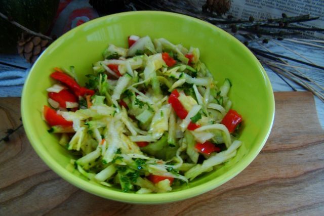 Surówka z cukinii i papryki marynowanej  Surówka z cukinii i papryki marynowanej