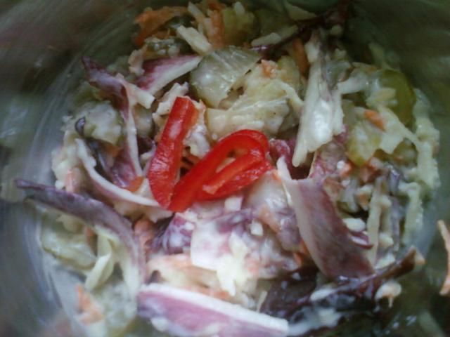 Surówka z cykorii, jabłka i ogórka kisz.