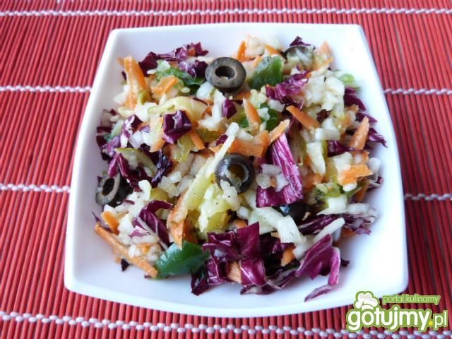 Surówka z cykorii, marchewki i oliwek