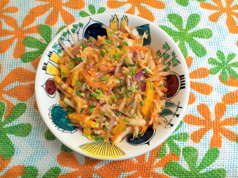 Surówka z cykorii, papryki, marchewki, jabłka Surówka z cykorii, papryki, marchewki, jabłka