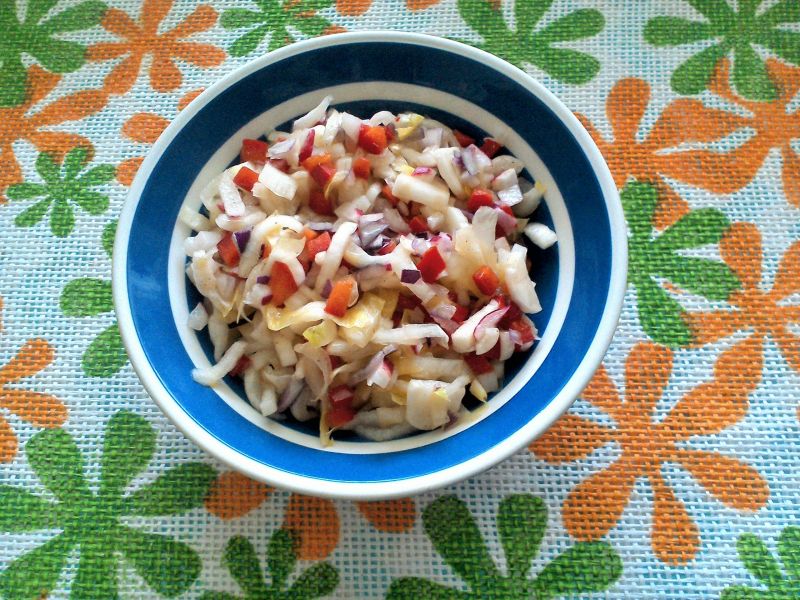 Surówka z cykorii z papryką, rzodkiewką i cebulą  