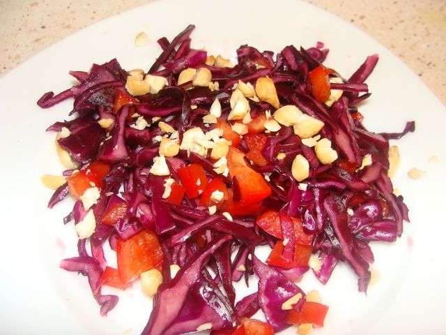  Surówka z czerwoną kapustą i orzechami nerkowca