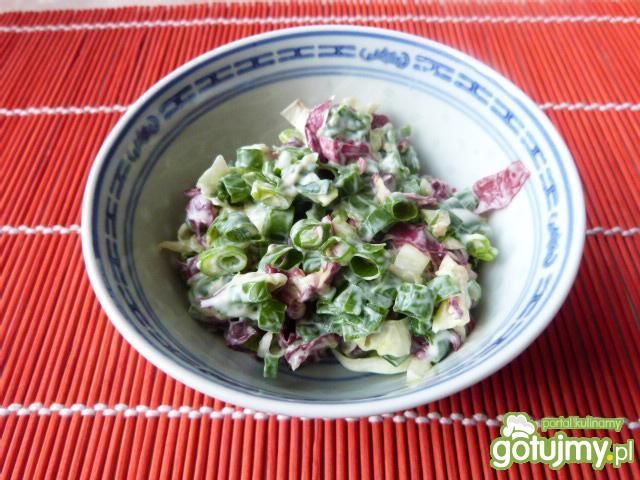 Surówka z czerwonej cykorii i dymki Surówka z czerwonej cykorii i dymki