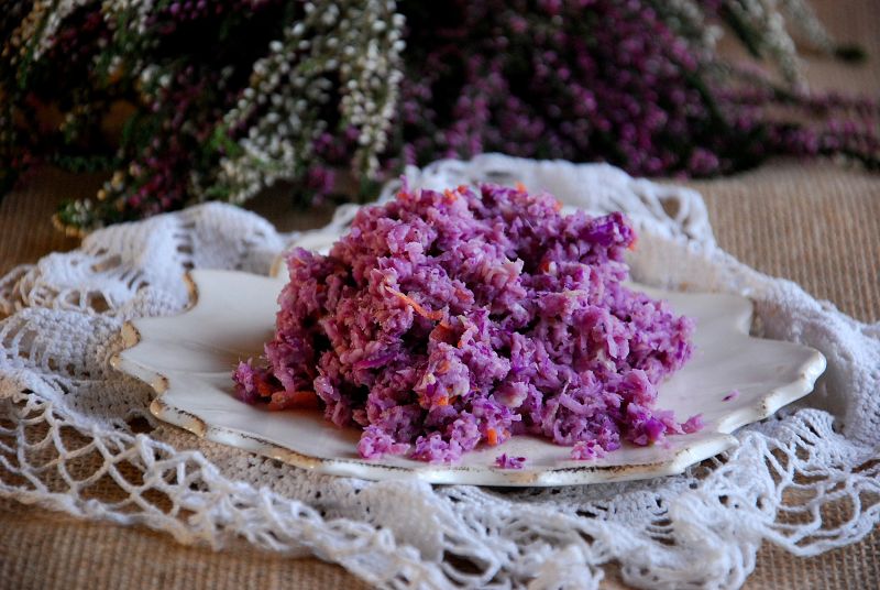 Surówka z czerwonej i białej kapusty
