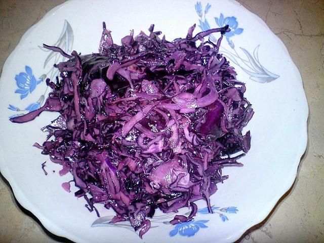 Surówka z czerwonej kapusty.