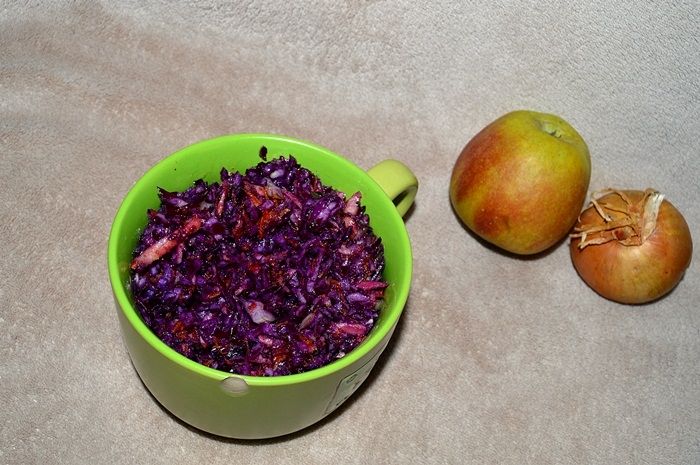 Surówka z czerwonej kapusty i dodatkami Surówka z czerwonej kapusty i dodatkami