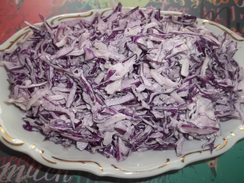 Surówka z czerwonej kapusty i kalarepy