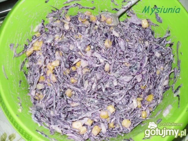 Surówka z czerwonej kapusty i kukurydzy 