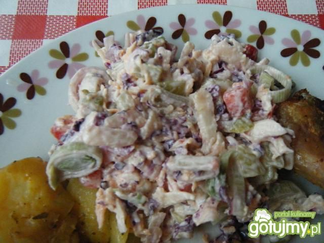 Surówka z czerwonej kapusty i pomidorów