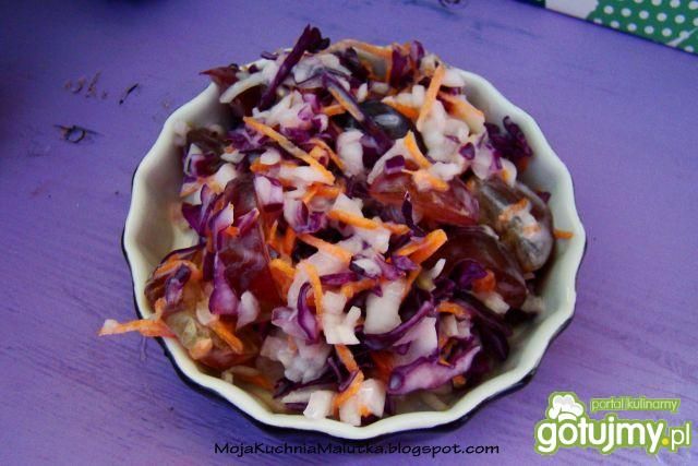 Surówka z czerwonej kapusty i winogron  Surówka z czerwonej kapusty i winogron