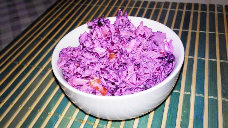 Surówka z czerwonej kapusty, pomidora i rzodkiewki Surówka z czerwonej kapusty, pomidora i rzodkiewki