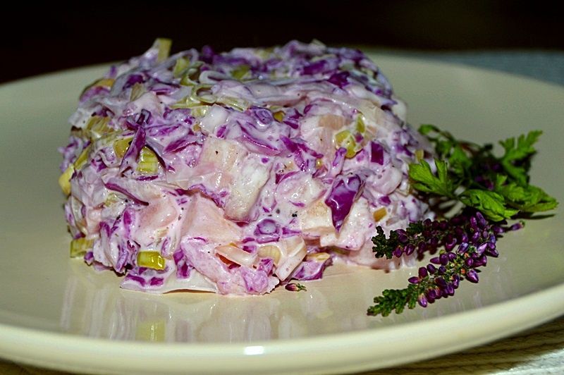 Surówka z czerwonej kapusty, pora i jabłka  Surówka z czerwonej kapusty, pora i jabłka