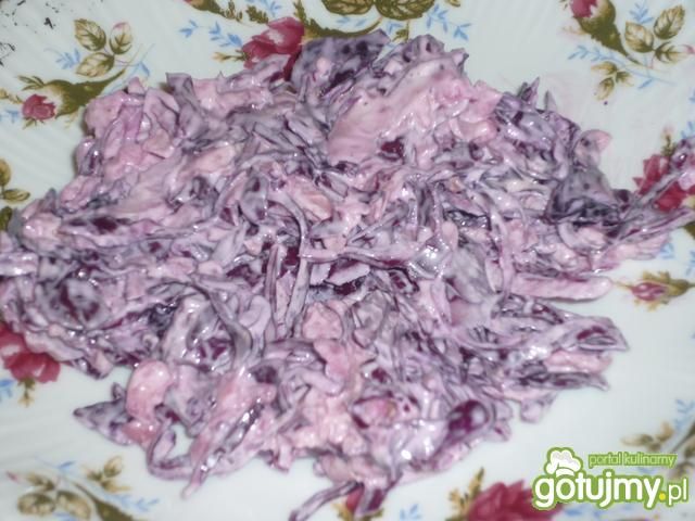 Surówka z czerwonej kapusty z jabłkiem.