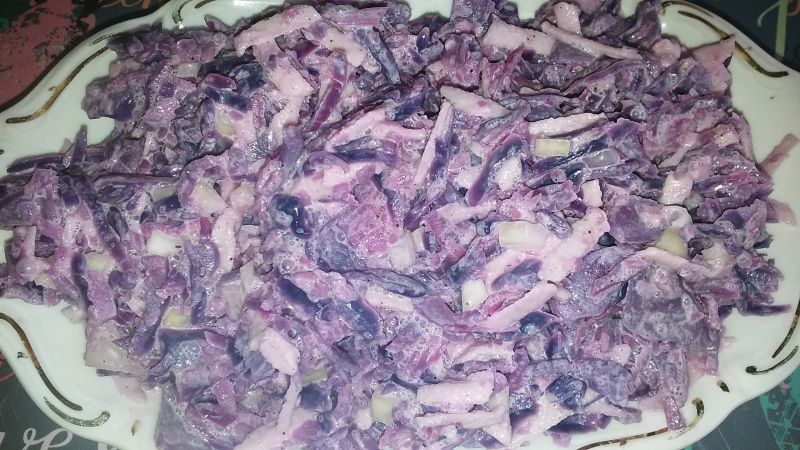 Surówka z czerwonej kapusty z jabłkiem