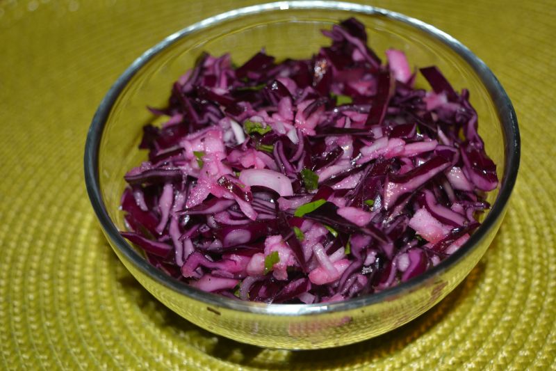 Surówka z czerwonej kapusty z jabłkiem i cebulką
