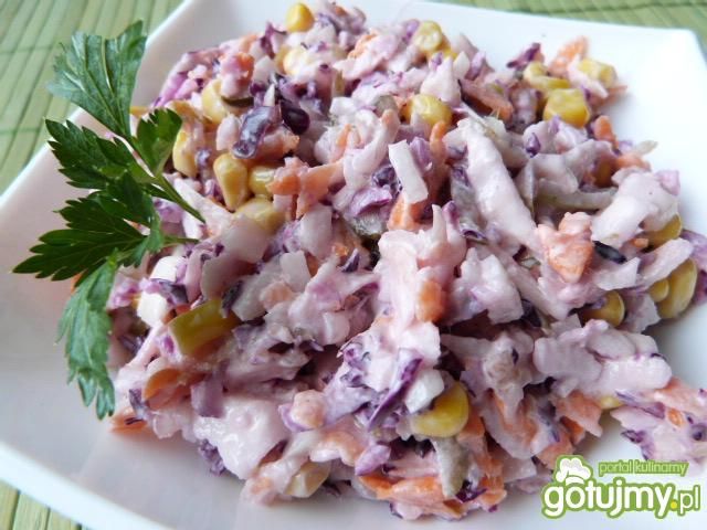 Surówka z czerwonej kapusty z kukurydzą