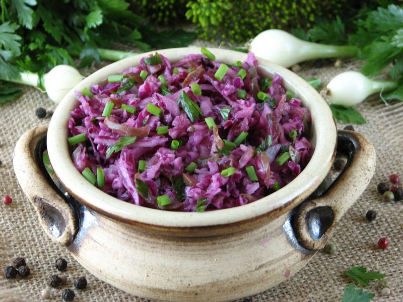 Surówka z czerwonej kapusty z ogórkiem małosolnym